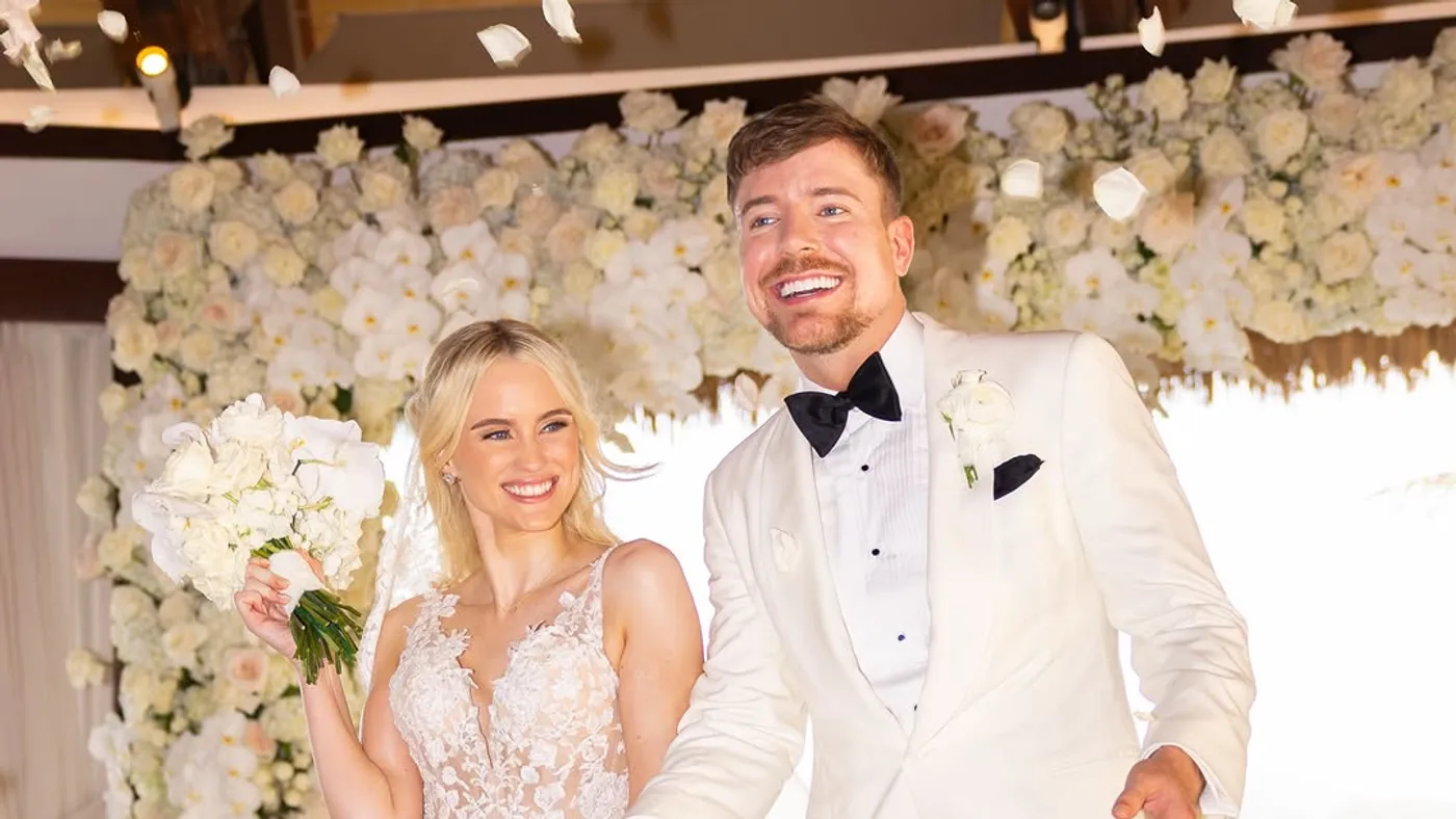 MrBeast y Thea Booysen sonríen bajo el arco floral tras casarse en Necker Island