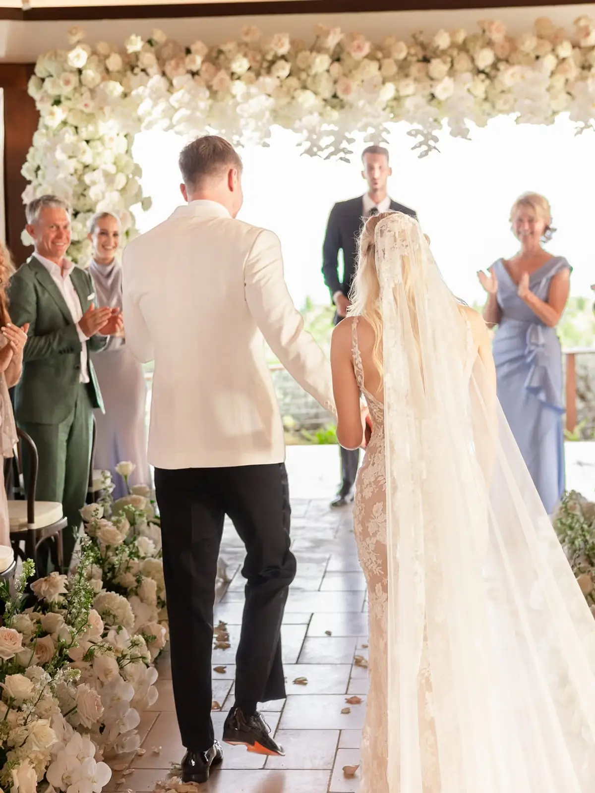 La ceremonia de casamiento de MrBeast y Thea Booysen, con los invitados aplaudiendo alrededor del altar