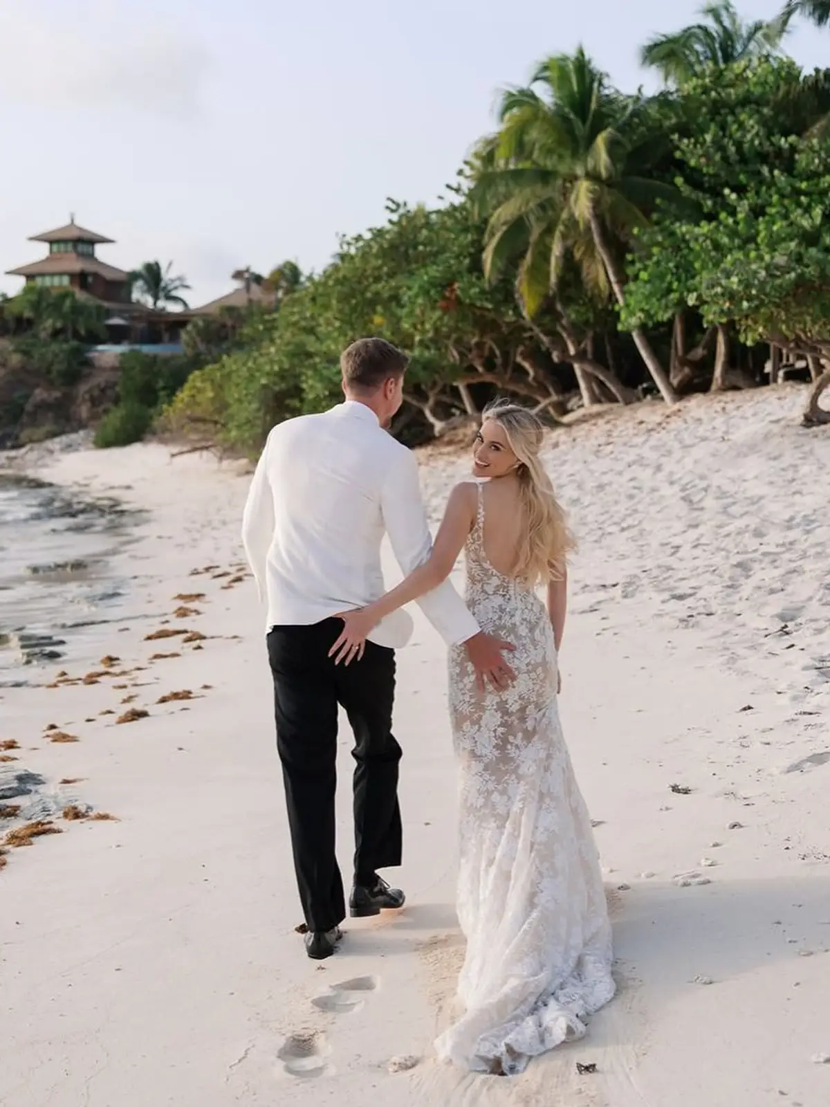 MrBeast y Thea Booysen caminan de la mano por una playa de Necker Island el día de su casamiento