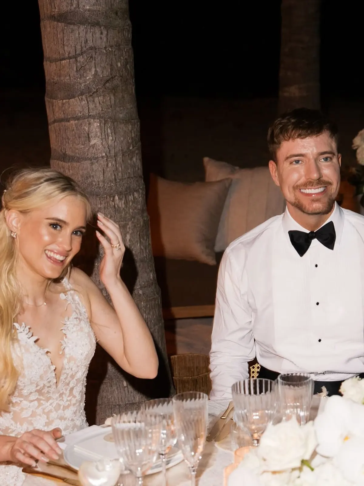 MrBeast y Thea Booysen sentados durante la recepción nocturna de su casamiento
