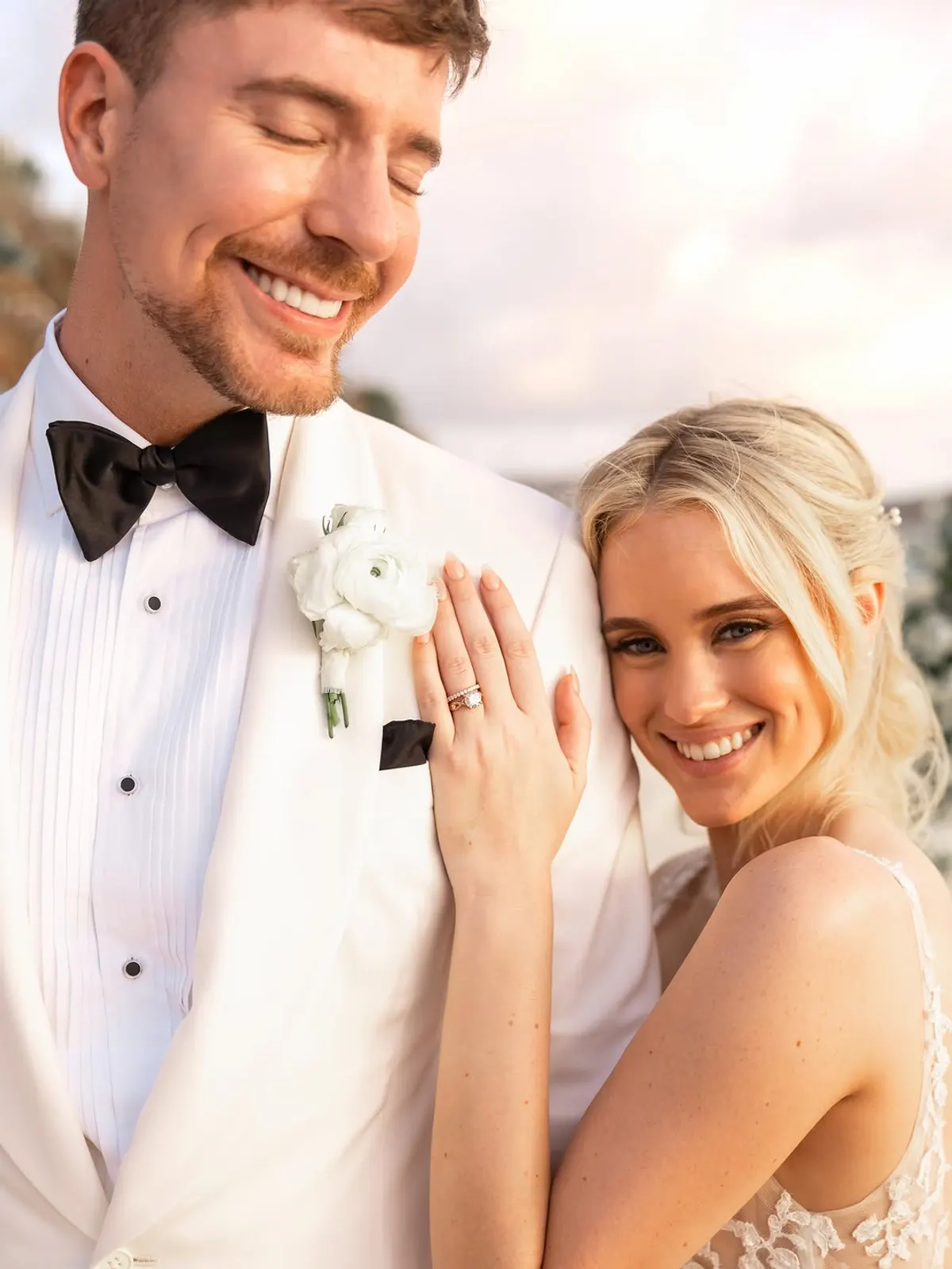 Retrato de MrBeast y Thea Booysen abrazados el día de su casamiento, con la alianza a la vista