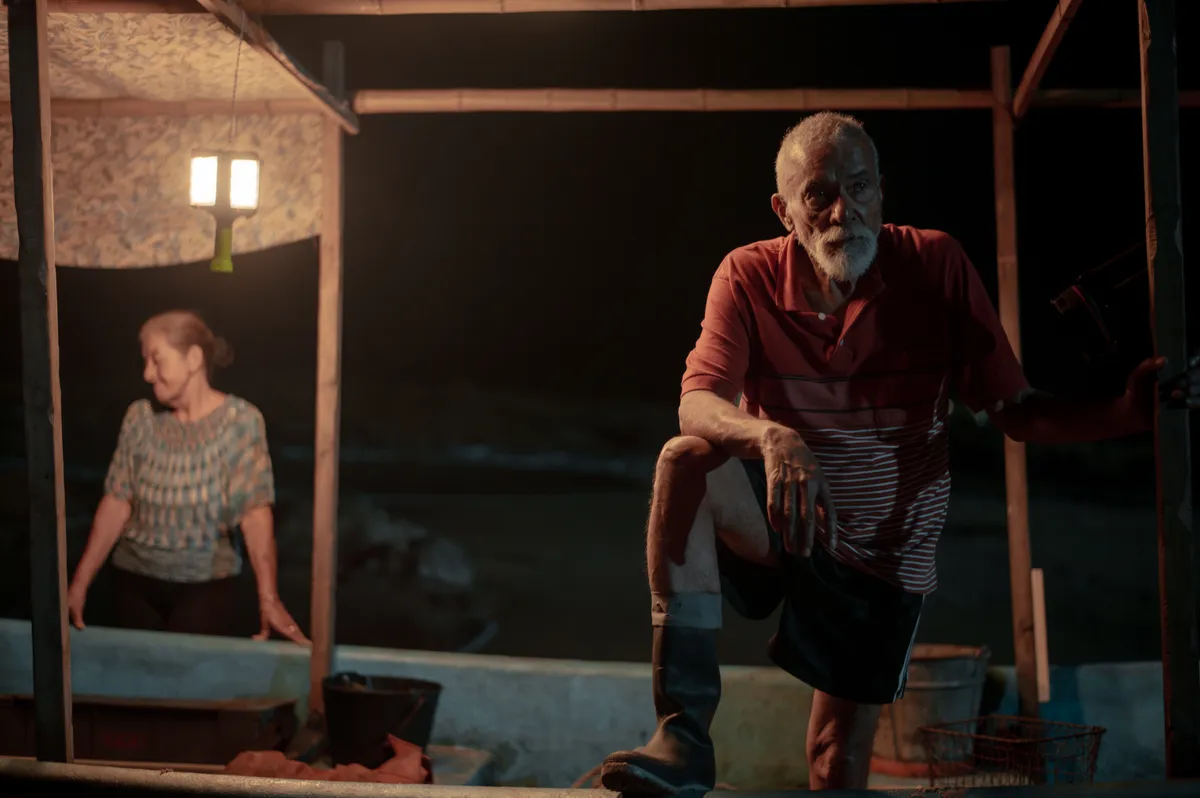 Elenco secundario de noche en un bote en una escena de Nada entre los dos