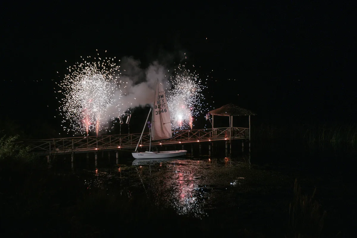 Fuegos artificiales sobre el mar en una escena de Nada entre los dos