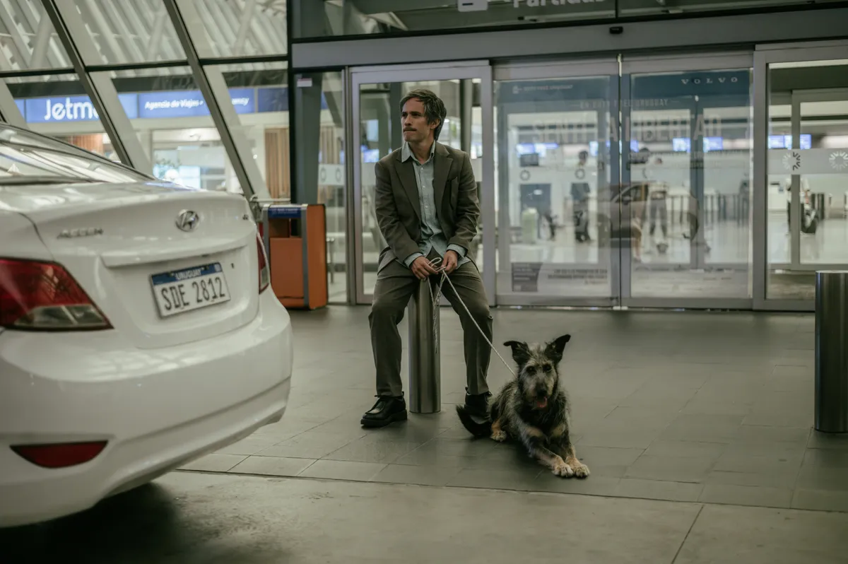 Gael García Bernal como Guillermo en el aeropuerto en una escena de Nada entre los dos