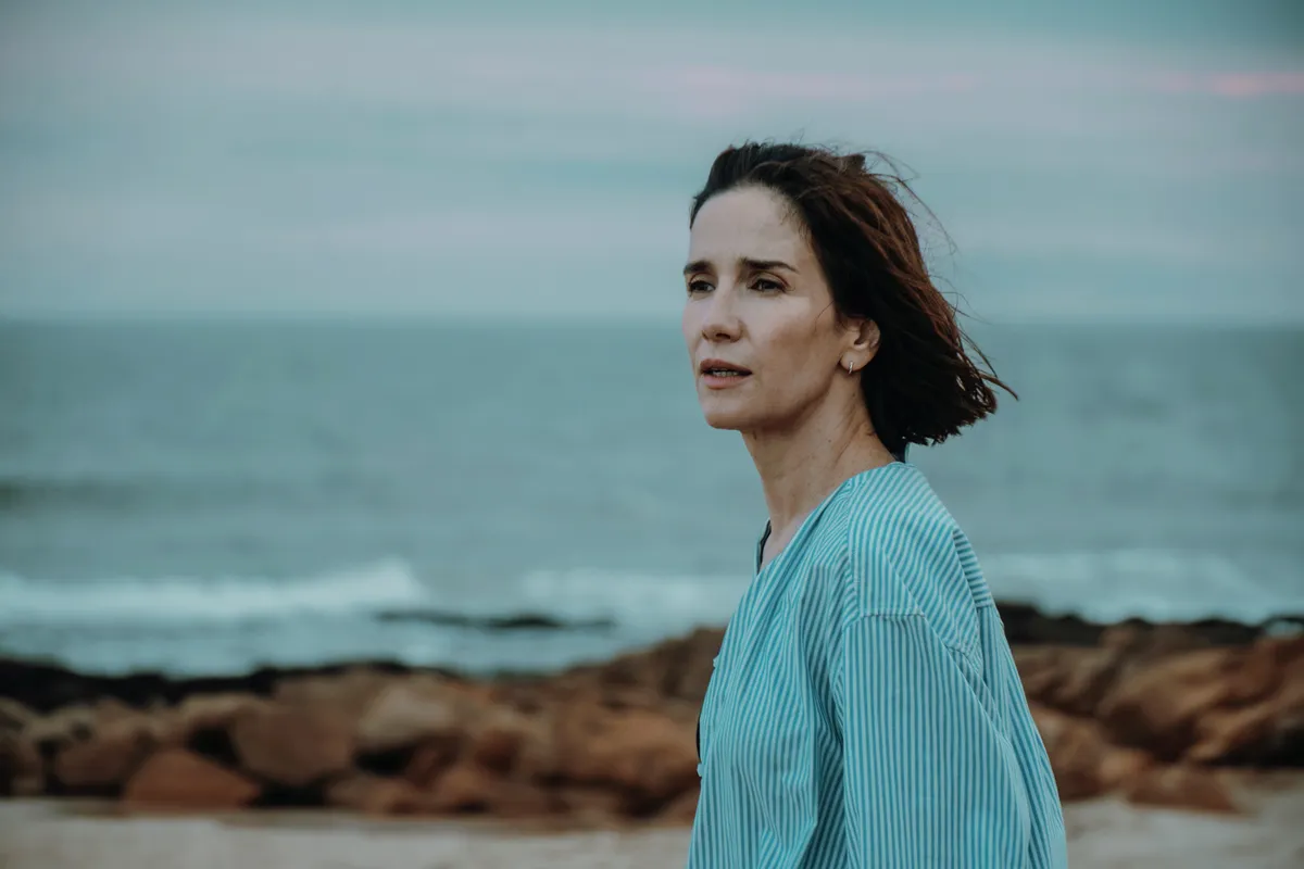 Natalia Oreiro como Mercedes camina por la playa en Nada entre los dos