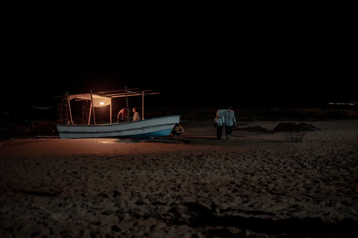 Plano general nocturno de la playa de Punta del Este en Nada entre los dos