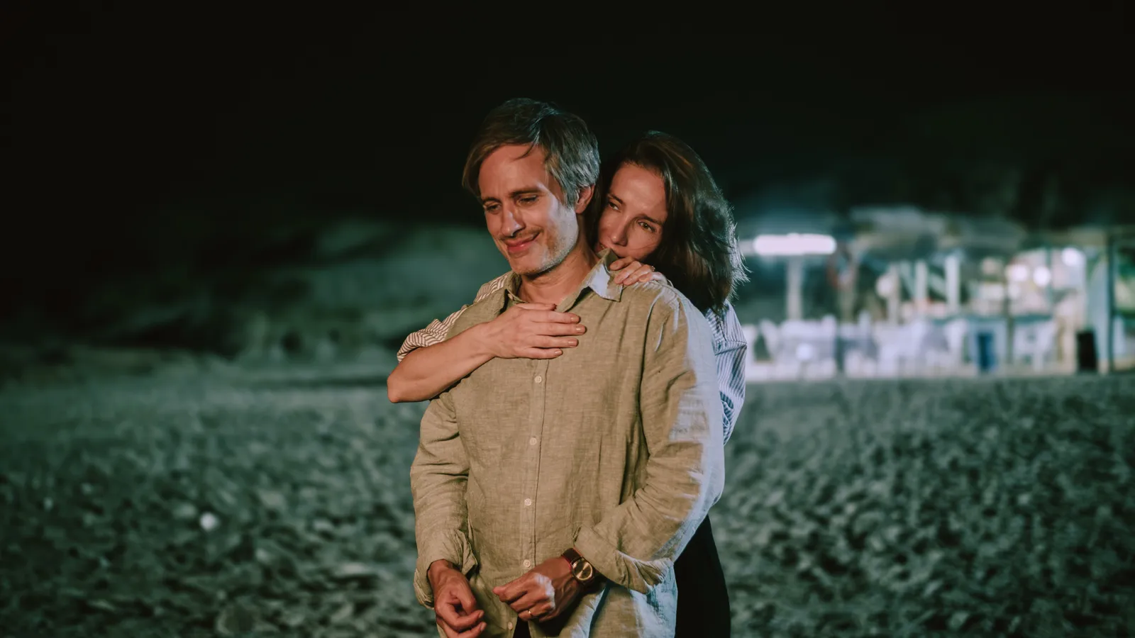 Natalia Oreiro y Gael García Bernal abrazados en la playa de noche en Nada entre los dos