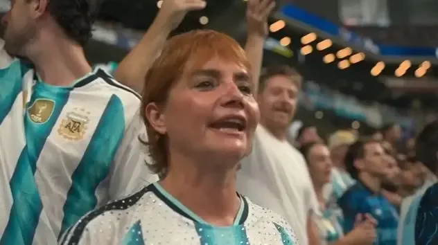 Nancy Pazos emocionada, tomada por la TV internacional durante Argentina-Inglaterra