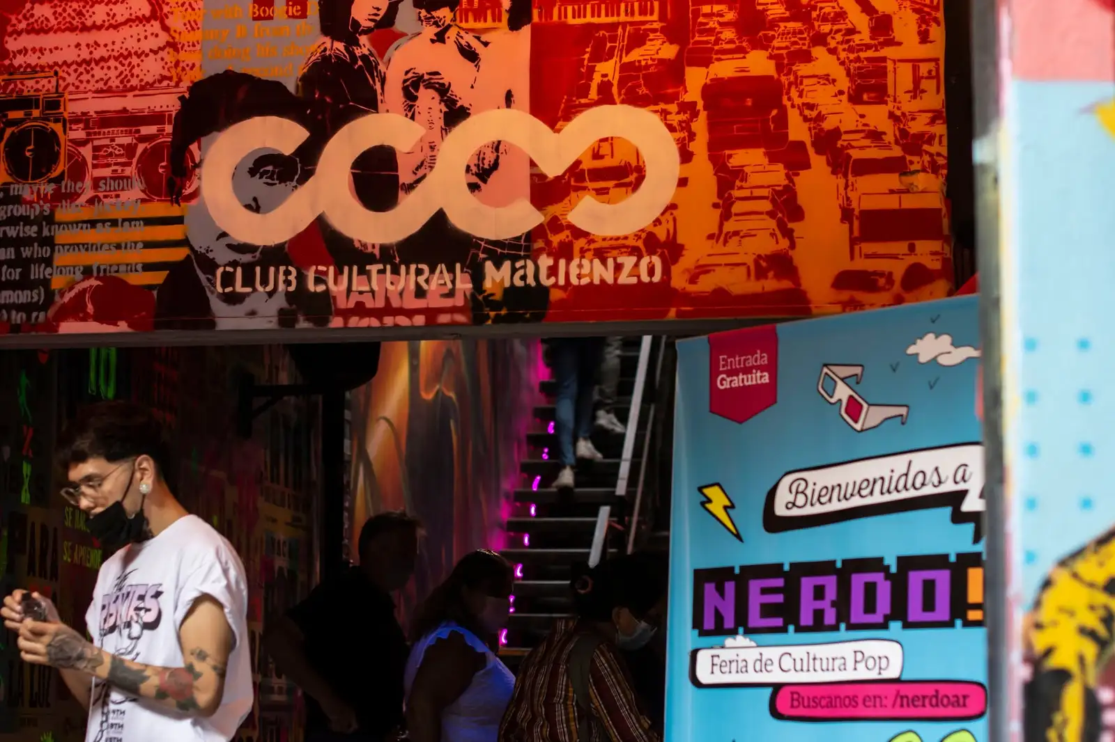 Entrada del Club Cultural Matienzo con el cartel de bienvenida a Nerdo, la feria de cultura pop de Buenos Aires