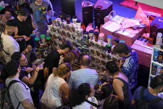 Gente comprando figuras Funko Pop en un stand de la feria Nerdo de cultura pop