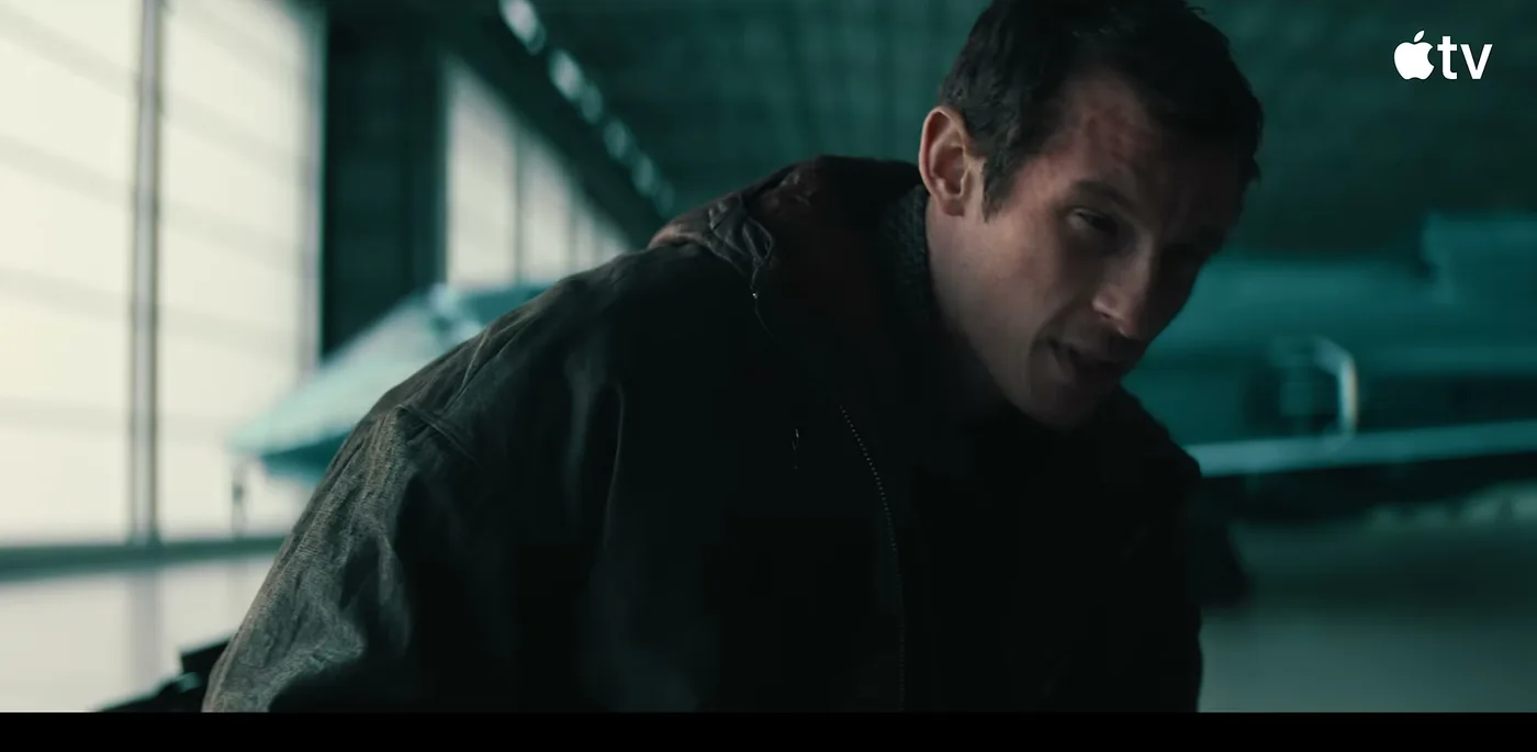 Callum Turner como Case en el teaser de Neuromancer, la serie cyberpunk de Apple TV
