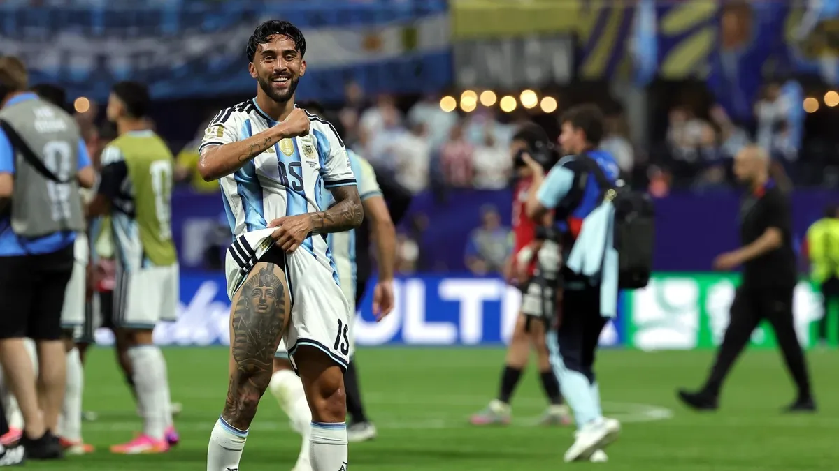 Nico González festeja con la camiseta de la Selección Argentina en el Mundial 2026, que define la final ante España