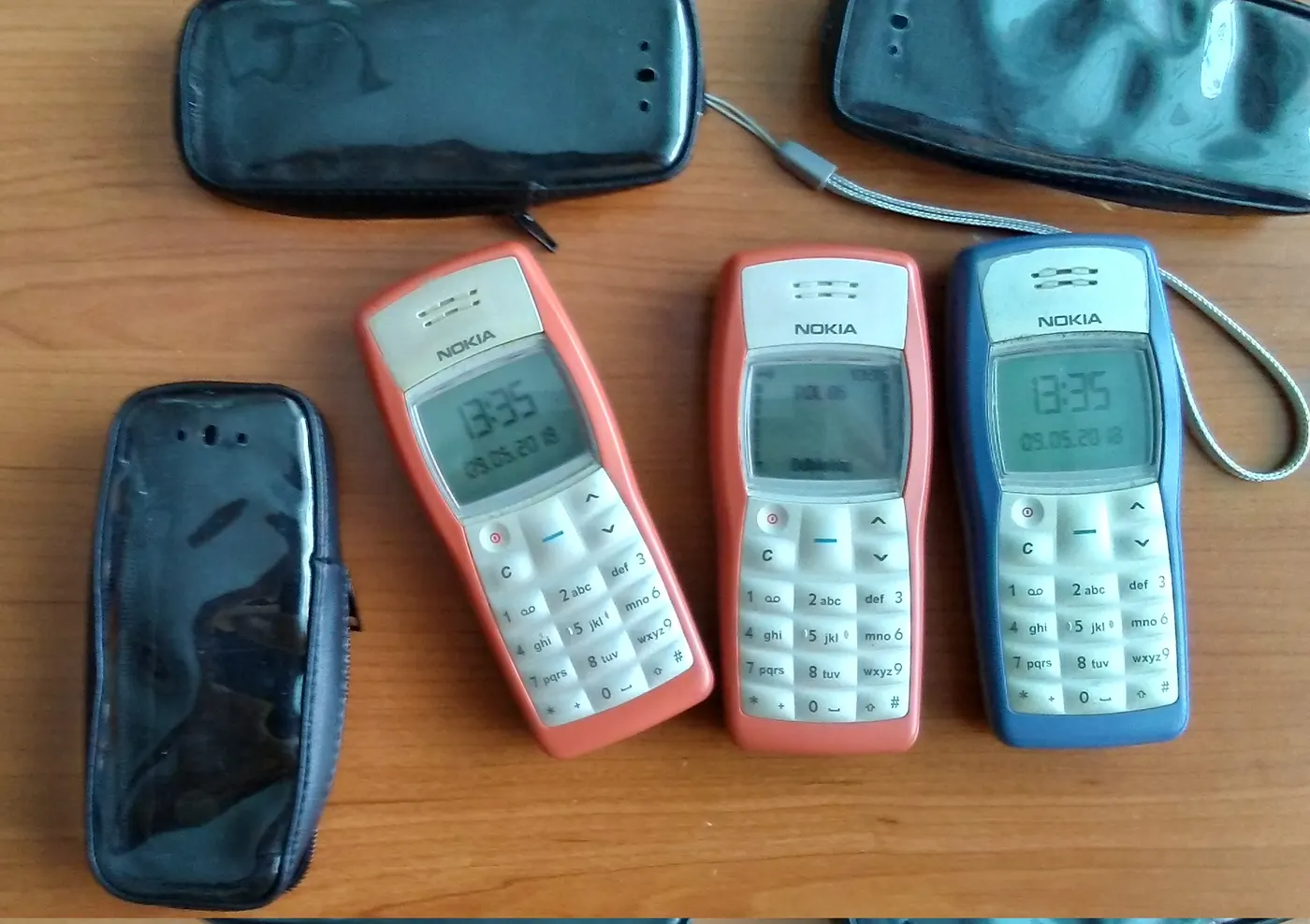 Tres Nokia 1100, el teléfono más vendido de la historia, con más de 250 millones de unidades