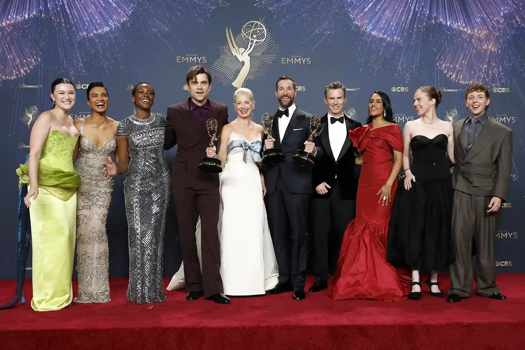 Elenco de una serie posando con las estatuillas Emmy tras ganar en una ceremonia anterior
