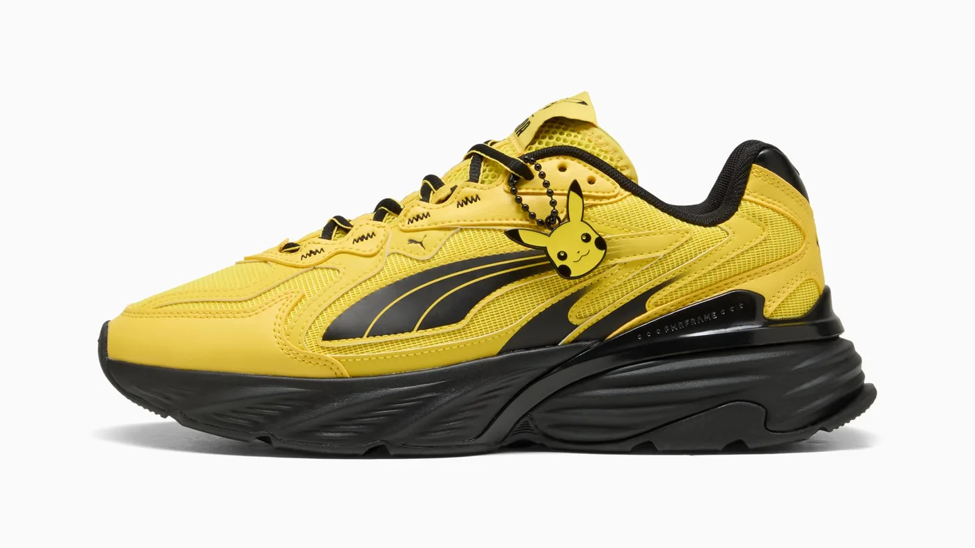 Zapatillas PUMA x Pokémon Fade Pikachu amarillas y negras con dije de Pikachu, uno de los modelos disponibles en Argentina