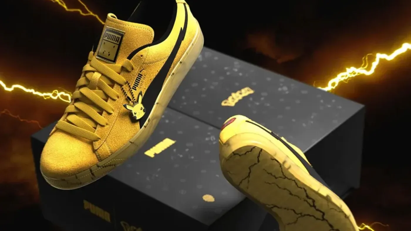 Zapatillas PUMA x Pokémon Suede Pikachu de gamuza amarilla junto a la caja de coleccionista negra, con la suela a la vista