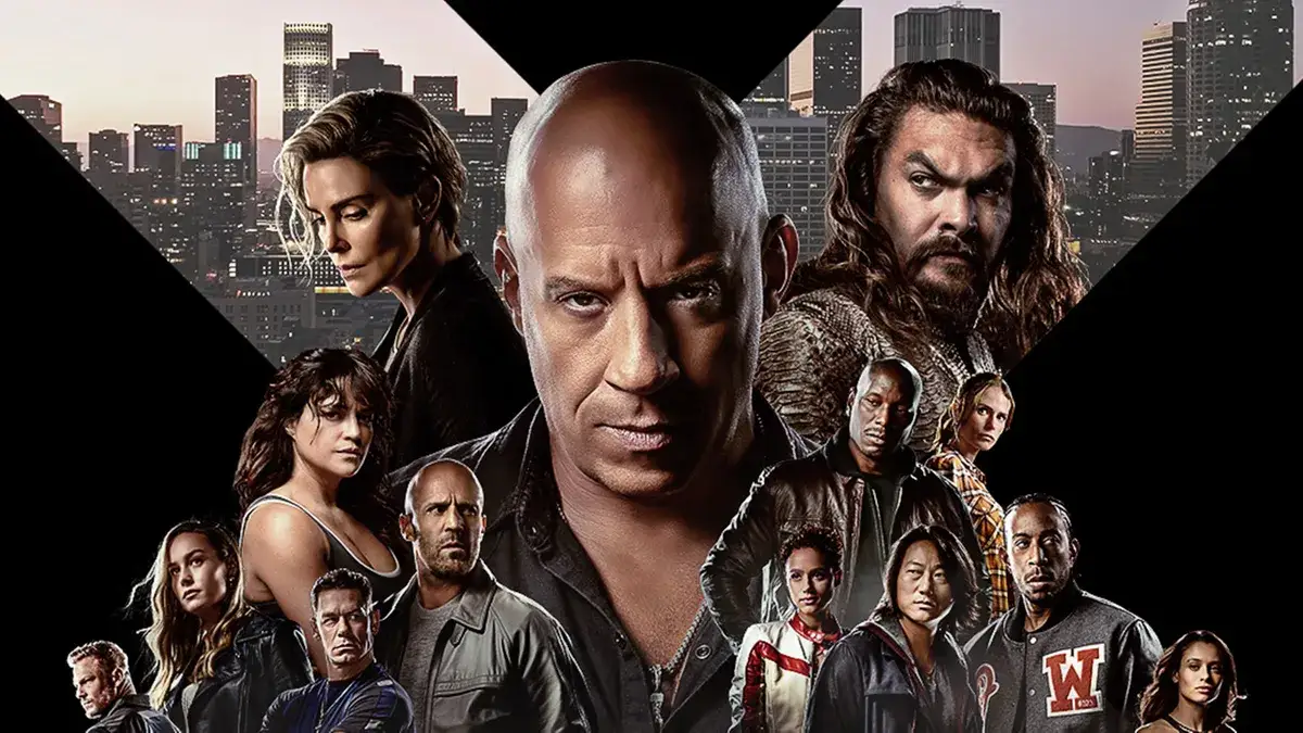 Póster de Fast X con Vin Diesel al frente y el elenco de Rápidos y Furiosos detrás, sobre el skyline de una ciudad