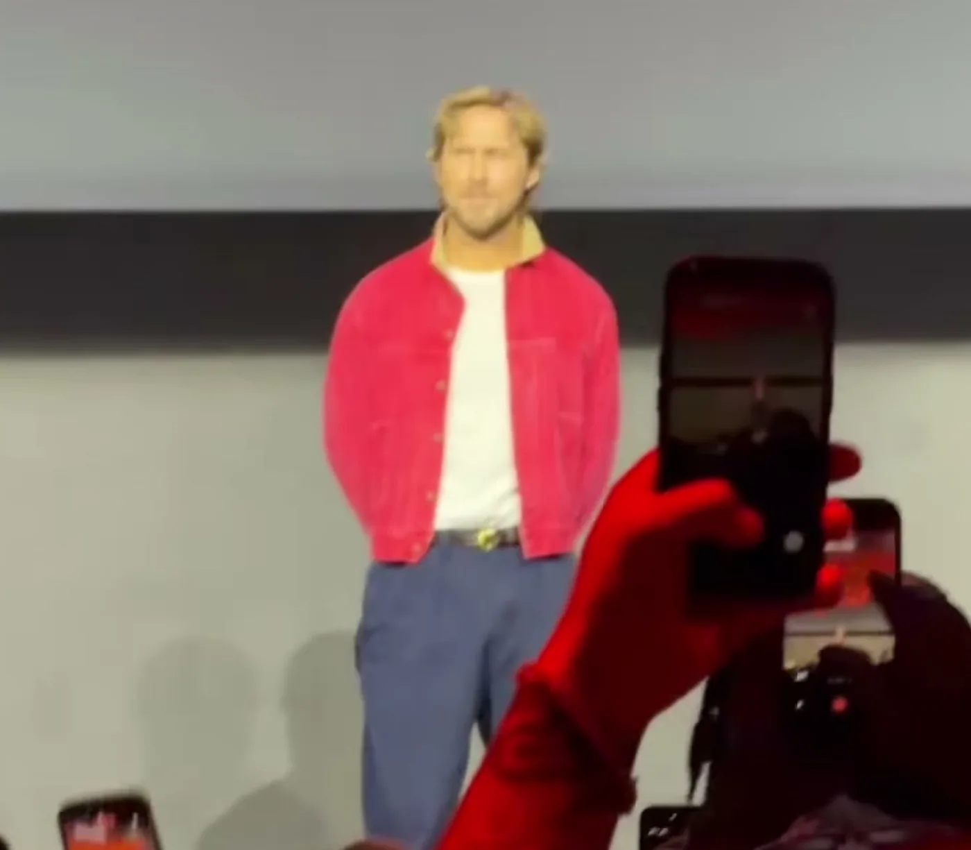 Ryan Gosling con campera roja en Hall H tras ser confirmado como Ghost Rider del MCU