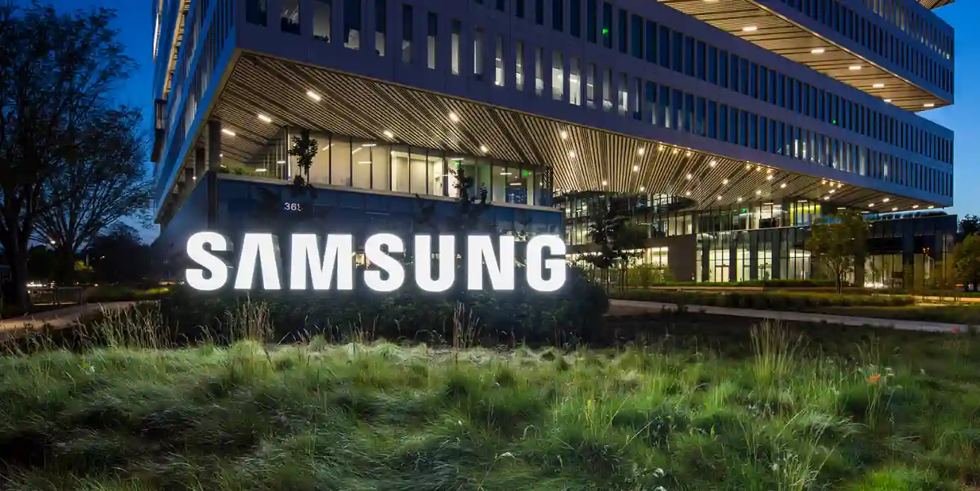 Cartel iluminado con el logo de Samsung en la entrada de su sede corporativa
