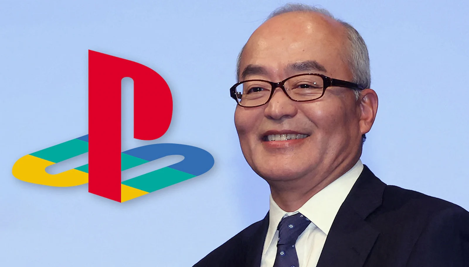 Hiroki Totoki junto al logo de PlayStation