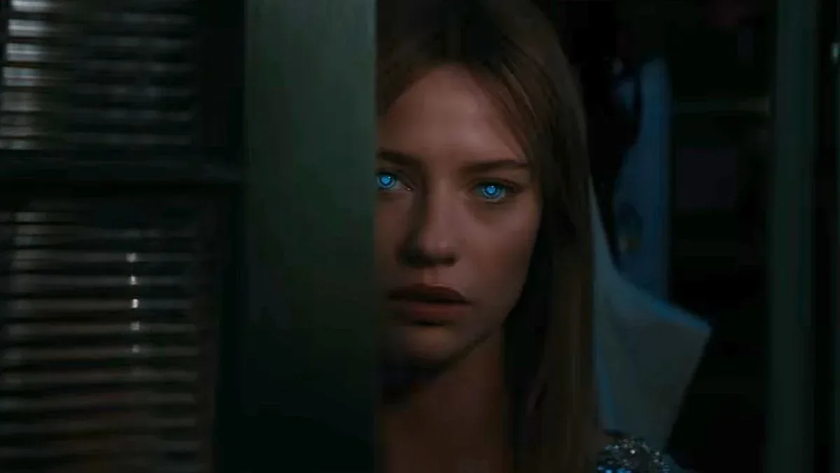 Escena del tráiler de Soulm8te, la androide del spin-off de M3GAN con los ojos iluminados de azul