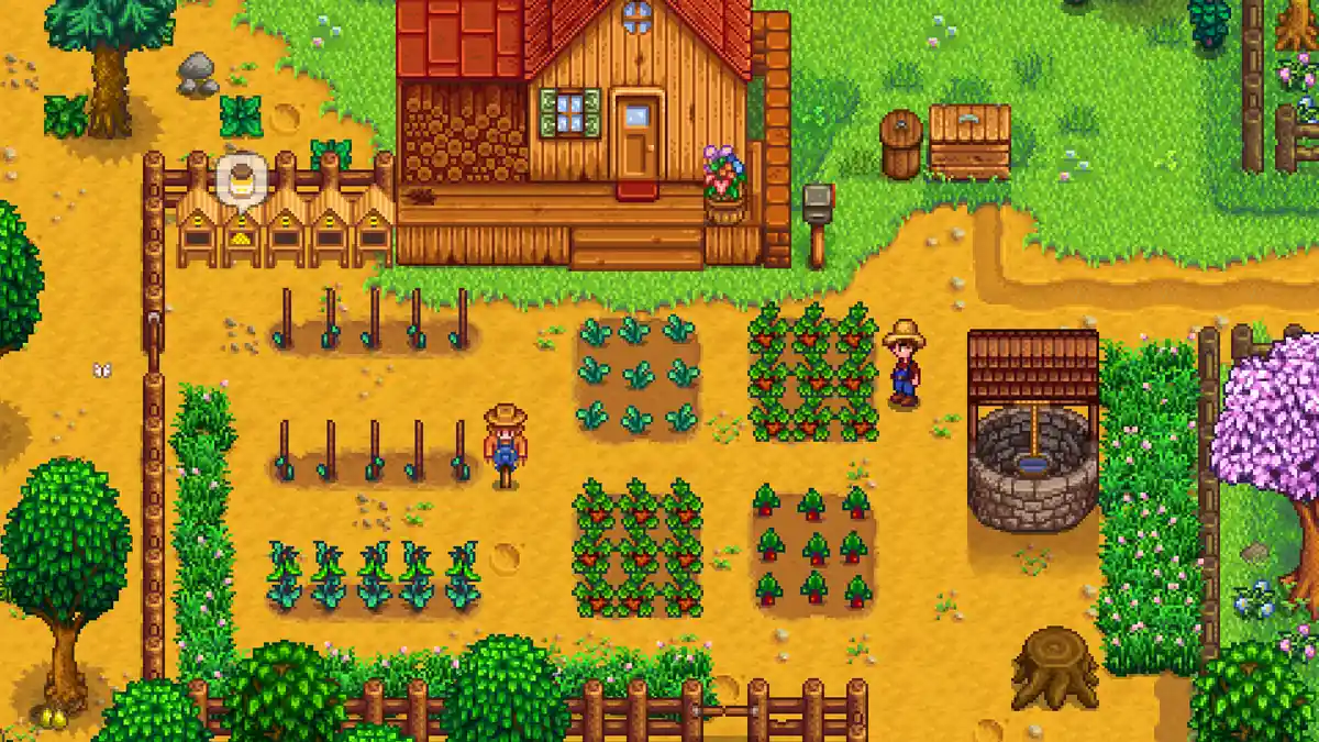 Granja de Stardew Valley con cultivos de temporada, aspersores y la casa del jugador, en una captura oficial del juego