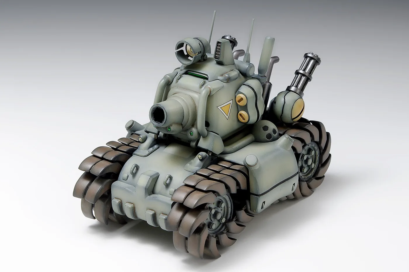 Maqueta armada del tanque SV-001 de Metal Slug en escala 1/24 de Wave, vista de frente con el cañón principal y la ametralladora Vulcan