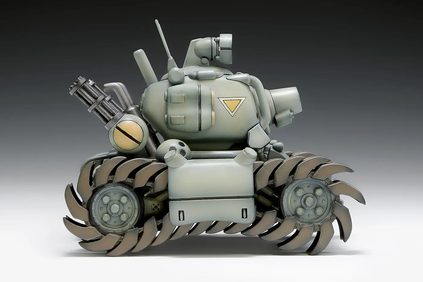 Perfil completo del tanque SV-001 de Metal Slug en escala 1/24, con el color caqui original del kit de Wave