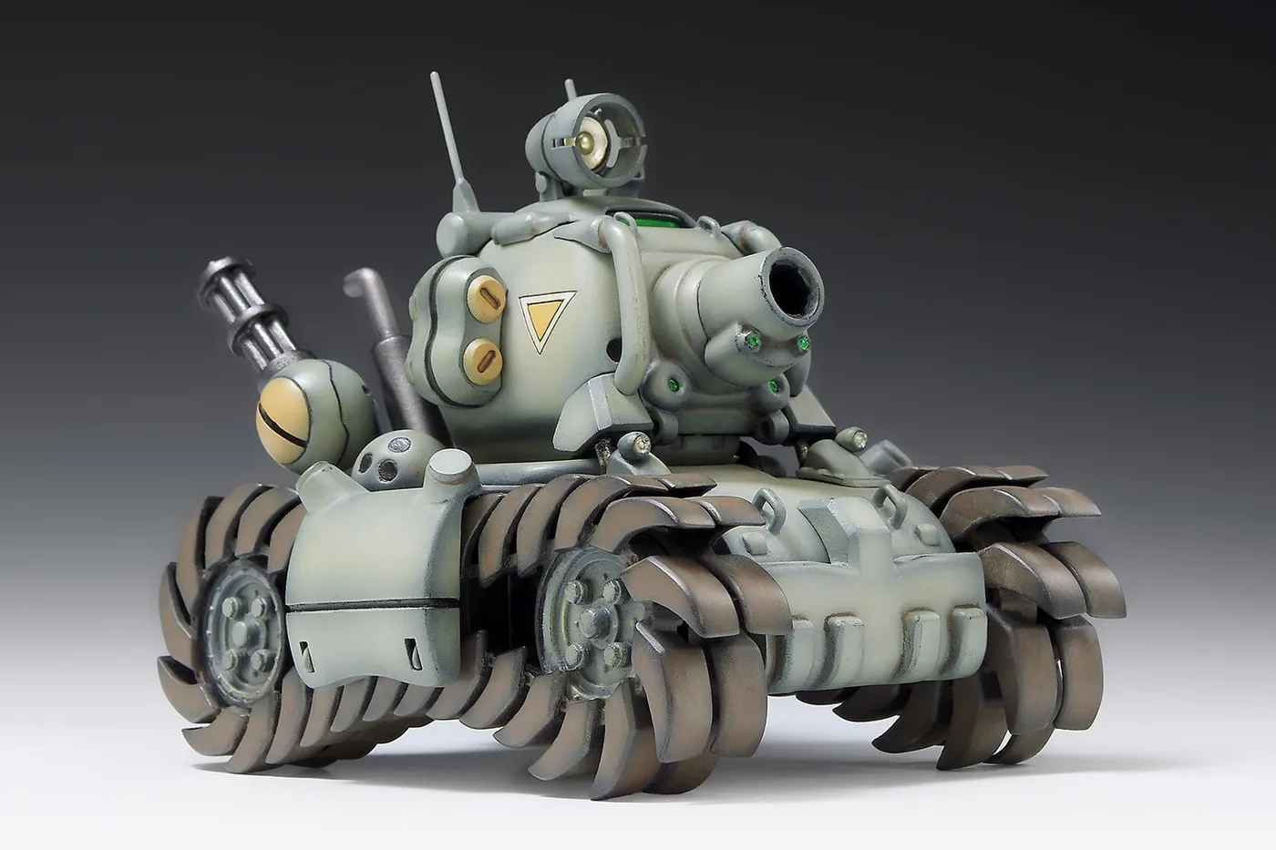 El tanque SV-001 de Metal Slug visto de frente en tres cuartos, con el cañón principal apuntando a cámara y la ametralladora Vulcan a un costado