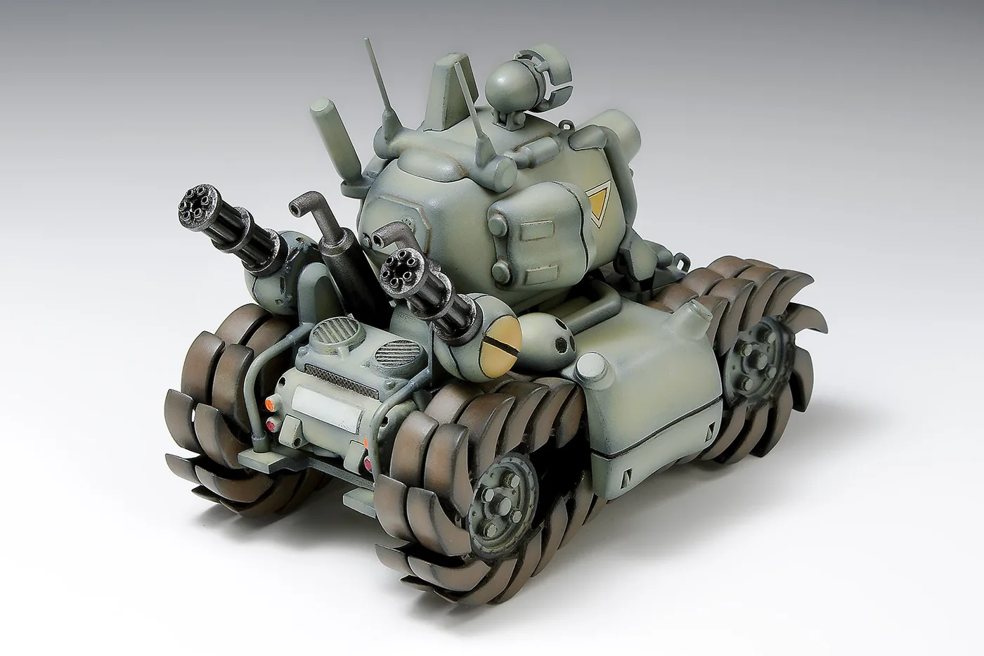 Vista trasera en tres cuartos del tanque SV-001 de Metal Slug, con la rejilla del motor, el caño de escape curvo y las luces traseras