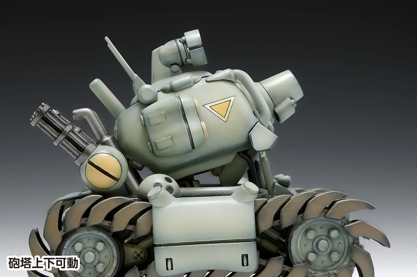 El tanque SV-001 de Metal Slug con la torreta inclinada hacia arriba, una de las piezas articuladas del kit