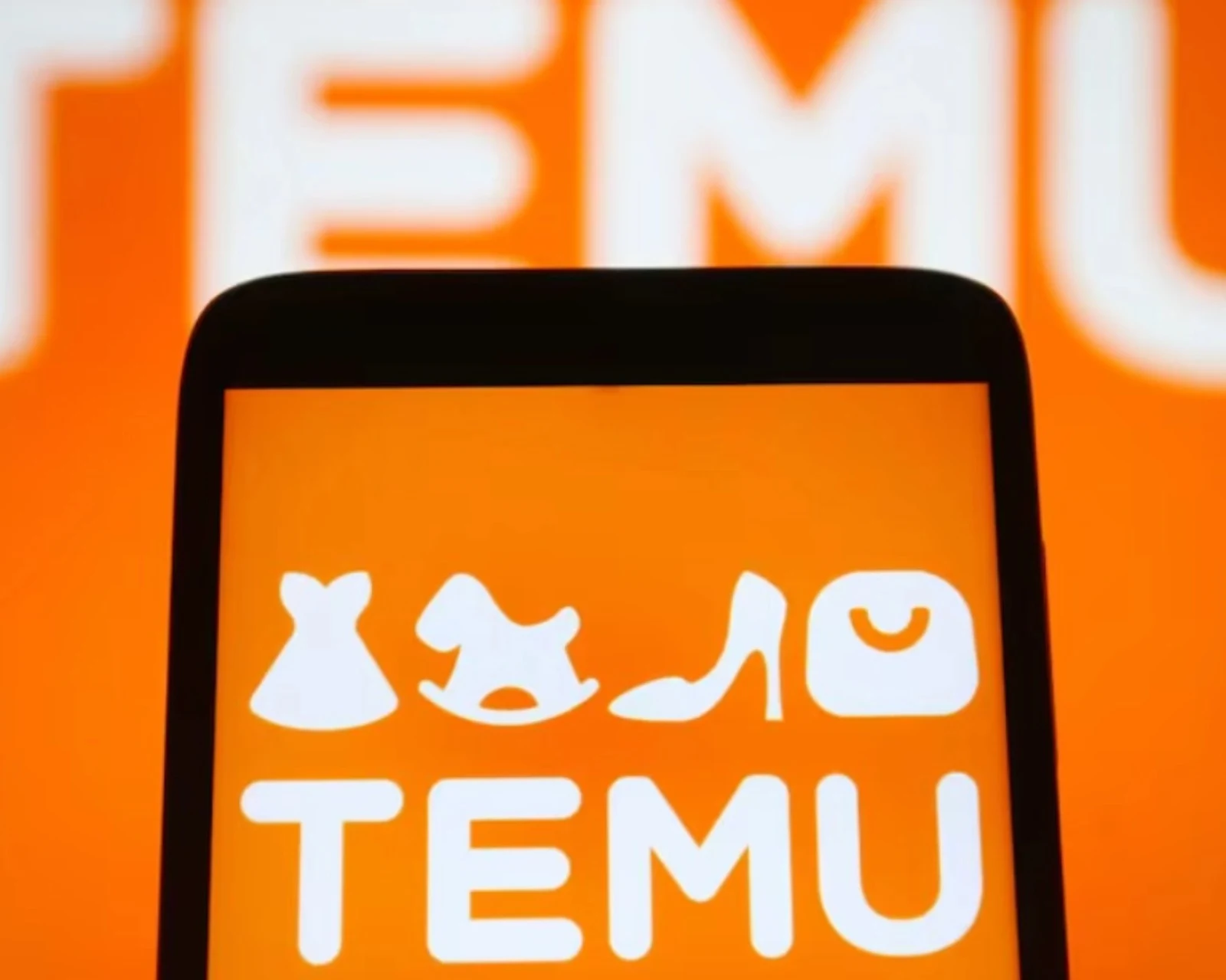 aplicación de Temu abierta en un celular: una de las plataformas de compras internacionales que podrían verse afectadas por la reforma de ARCA