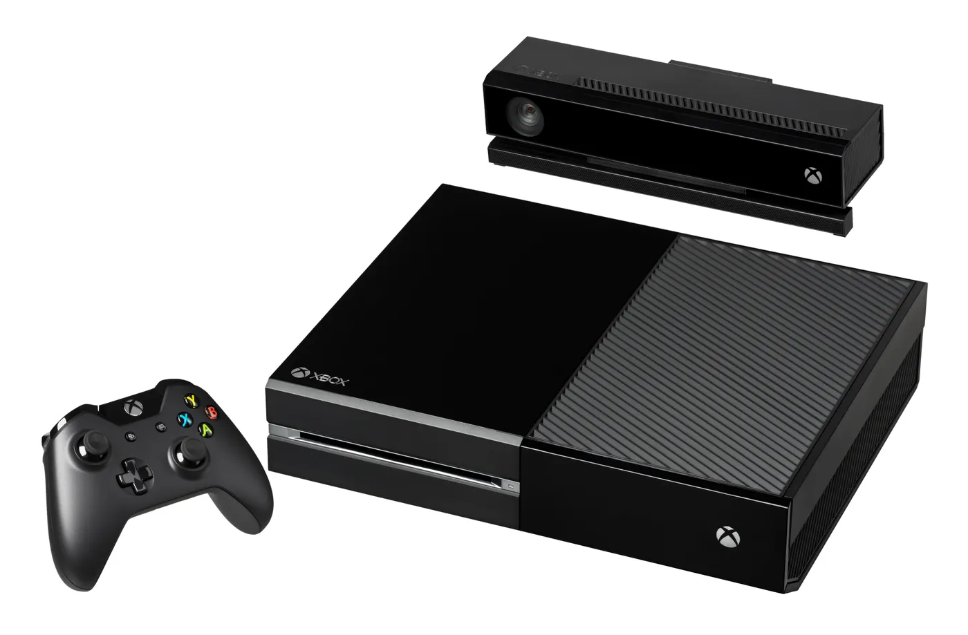 Consola Xbox One original junto a su control y el sensor Kinect, presentados por Microsoft en 2013