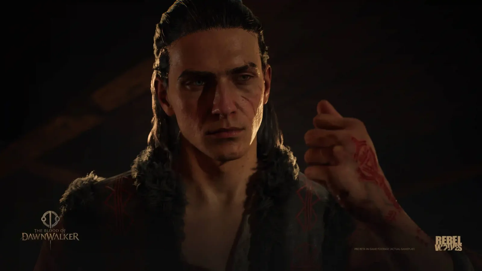 Coen, el protagonista mitad humano y mitad vampiro de The Blood of Dawnwalker, con la marca de sangre en la mano