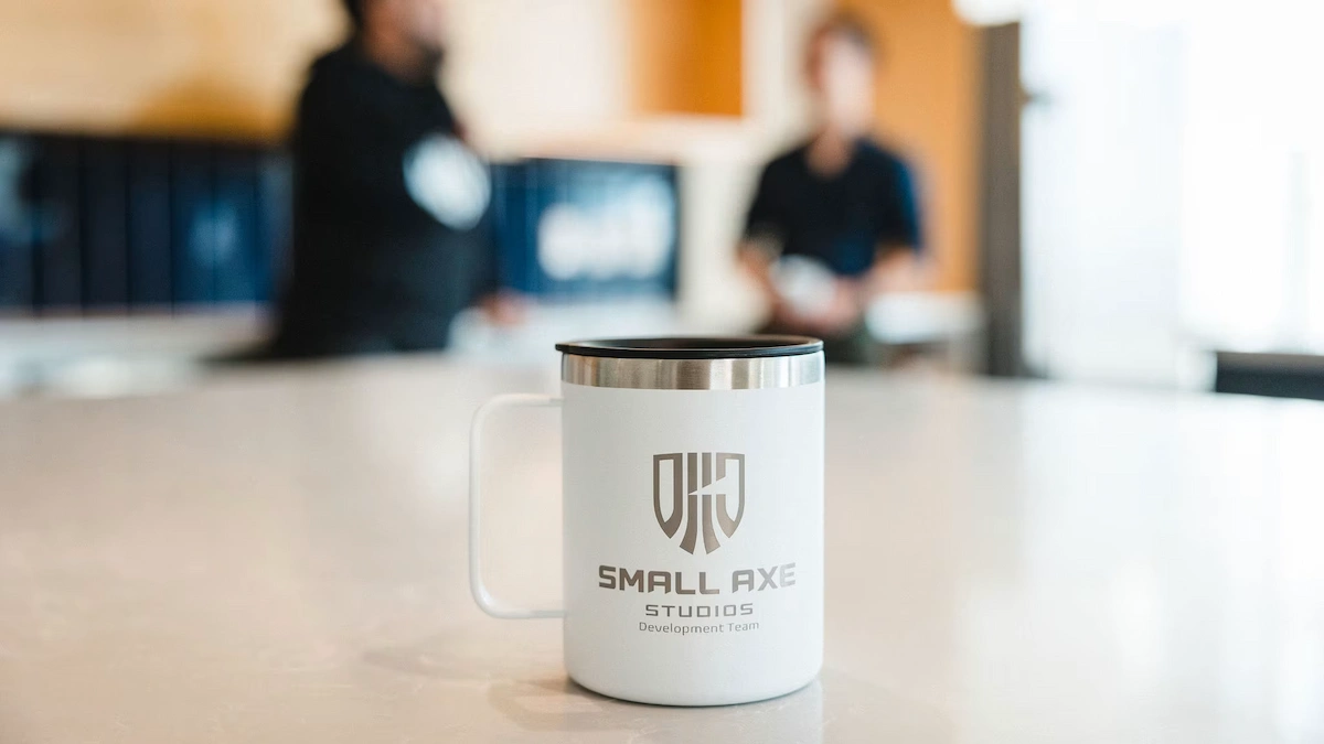 Taza con el logo de Small Axe Studios en la oficina del estudio en Vancouver