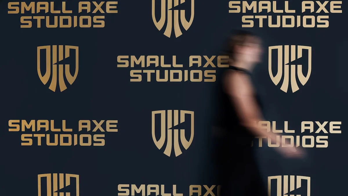 Backdrop de prensa con los logos de Small Axe Studios, el nuevo estudio de 2K