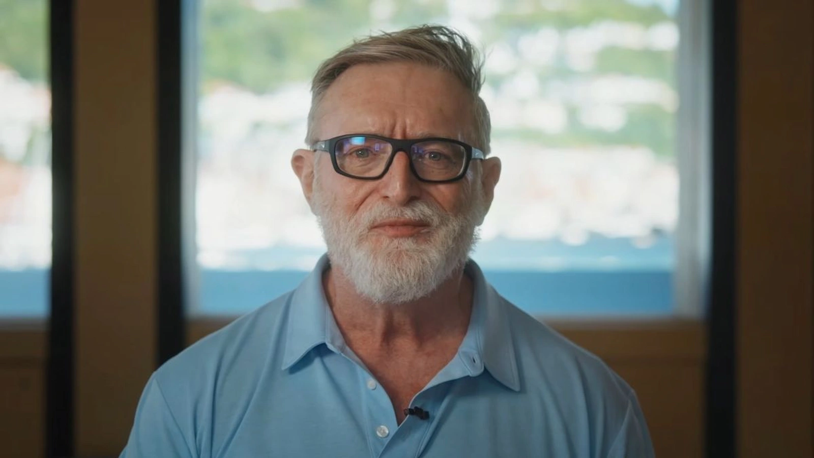 Gabe Newell, cofundador de Valve, con barba recortada y chomba celeste en el video de apertura de The International 2026