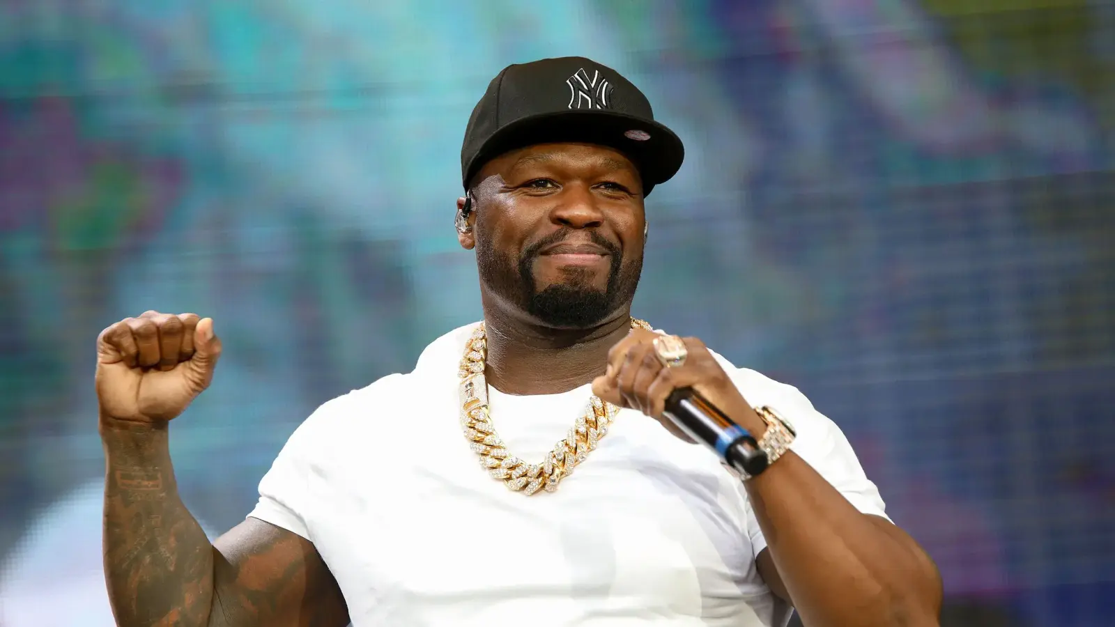 50 Cent en vivo con gorra de los Yankees y micrófono; produce la serie de Payday