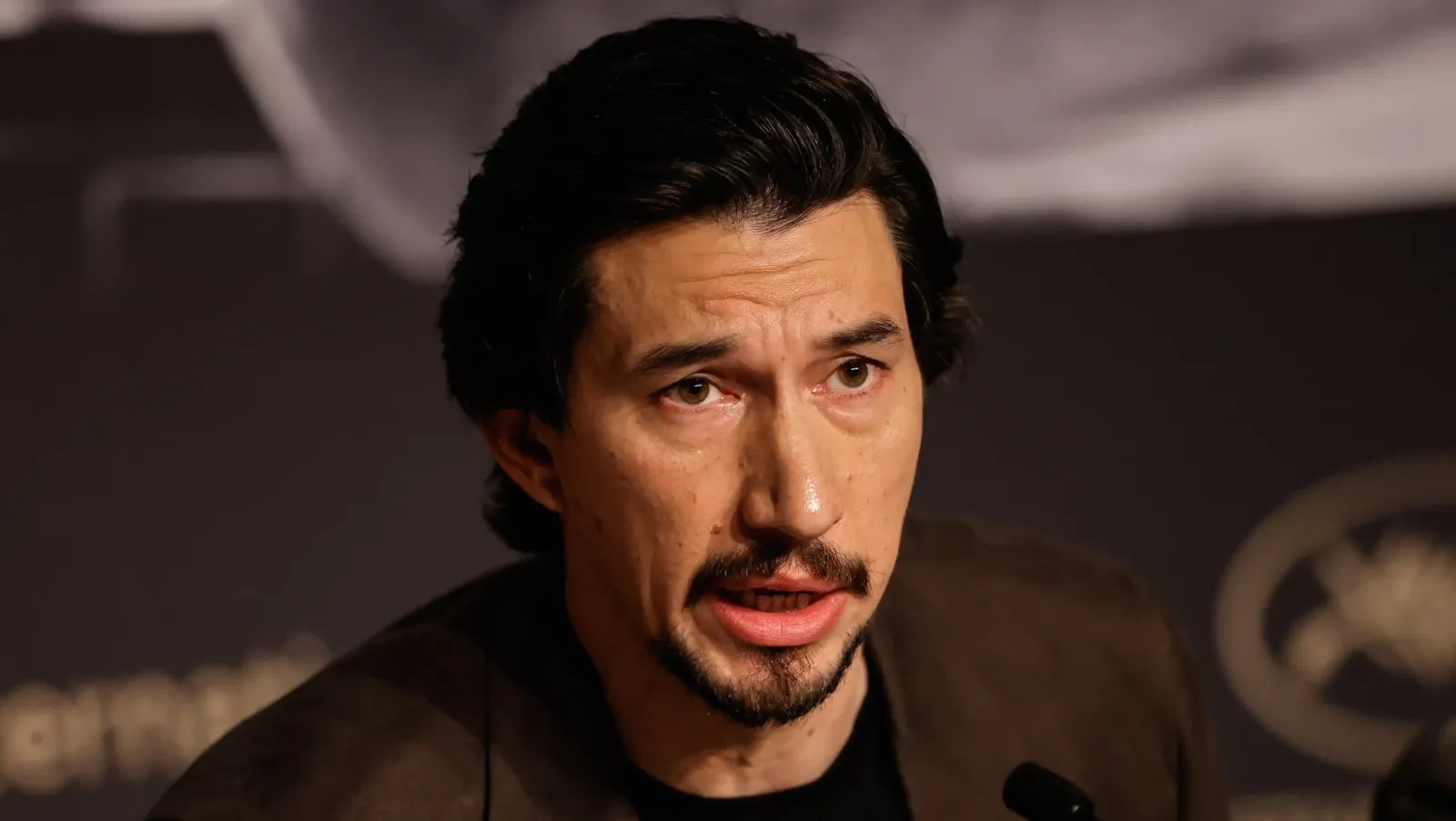 Adam Driver en una conferencia de prensa, en medio de los rumores que lo ubican como villano de X-Men