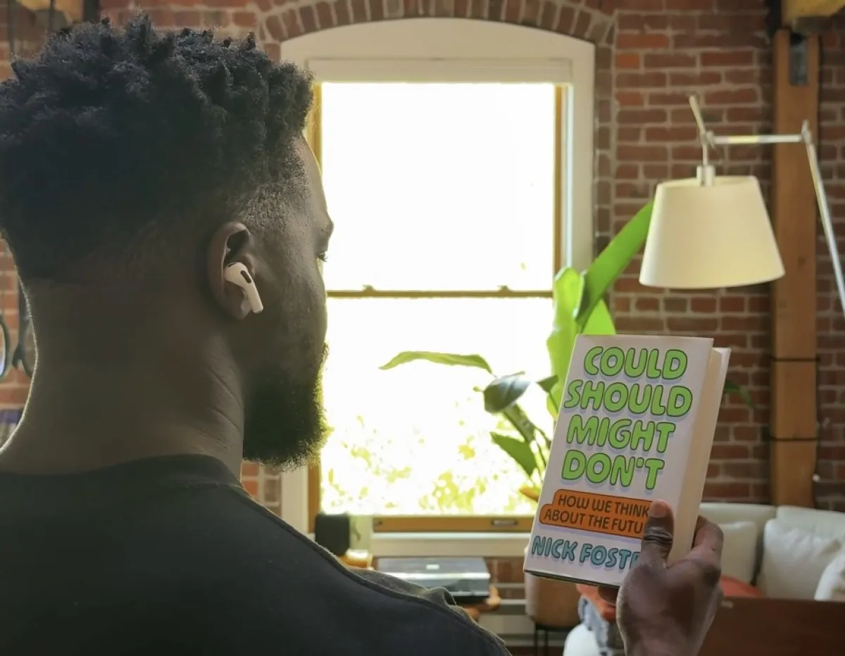 Frame del video filtrado: una persona con los AirPods puestos levanta un libro para que la cámara lo reconozca
