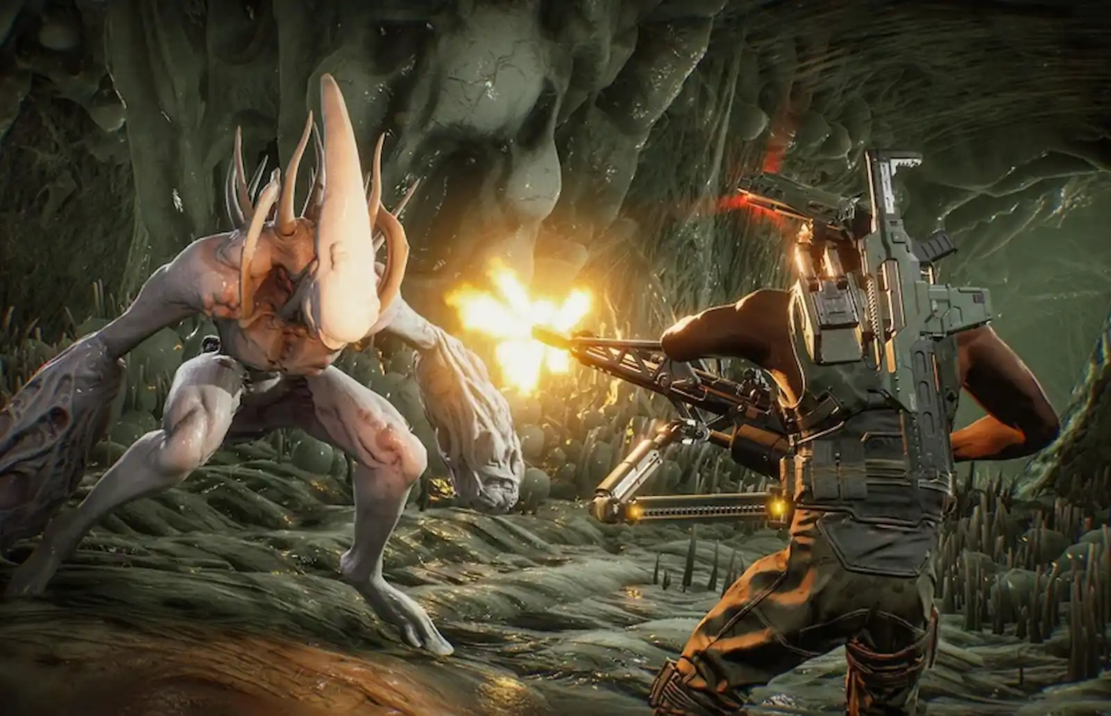 Un marine colonial dispara a quemarropa contra un xenomorfo en una caverna en Aliens: Fireteam Elite