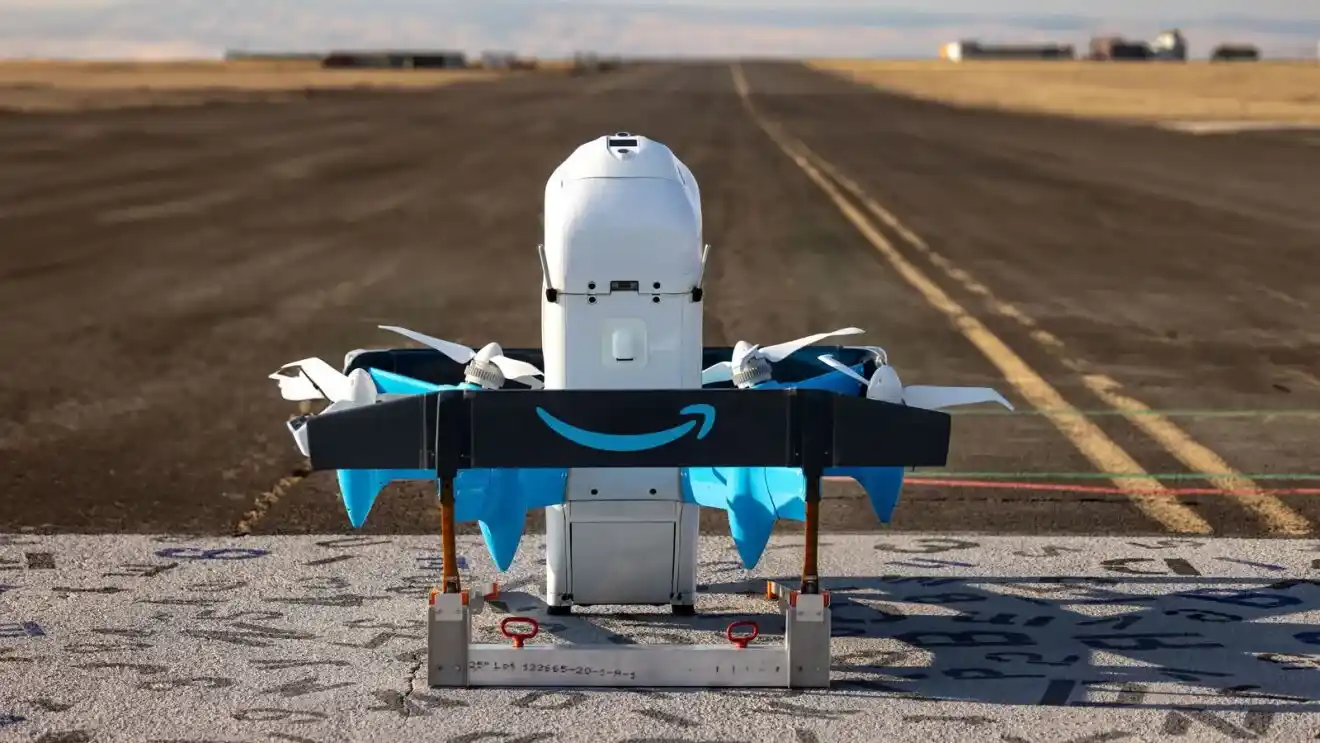 Drone MK30 de Amazon Prime Air sobre una plataforma de despegue