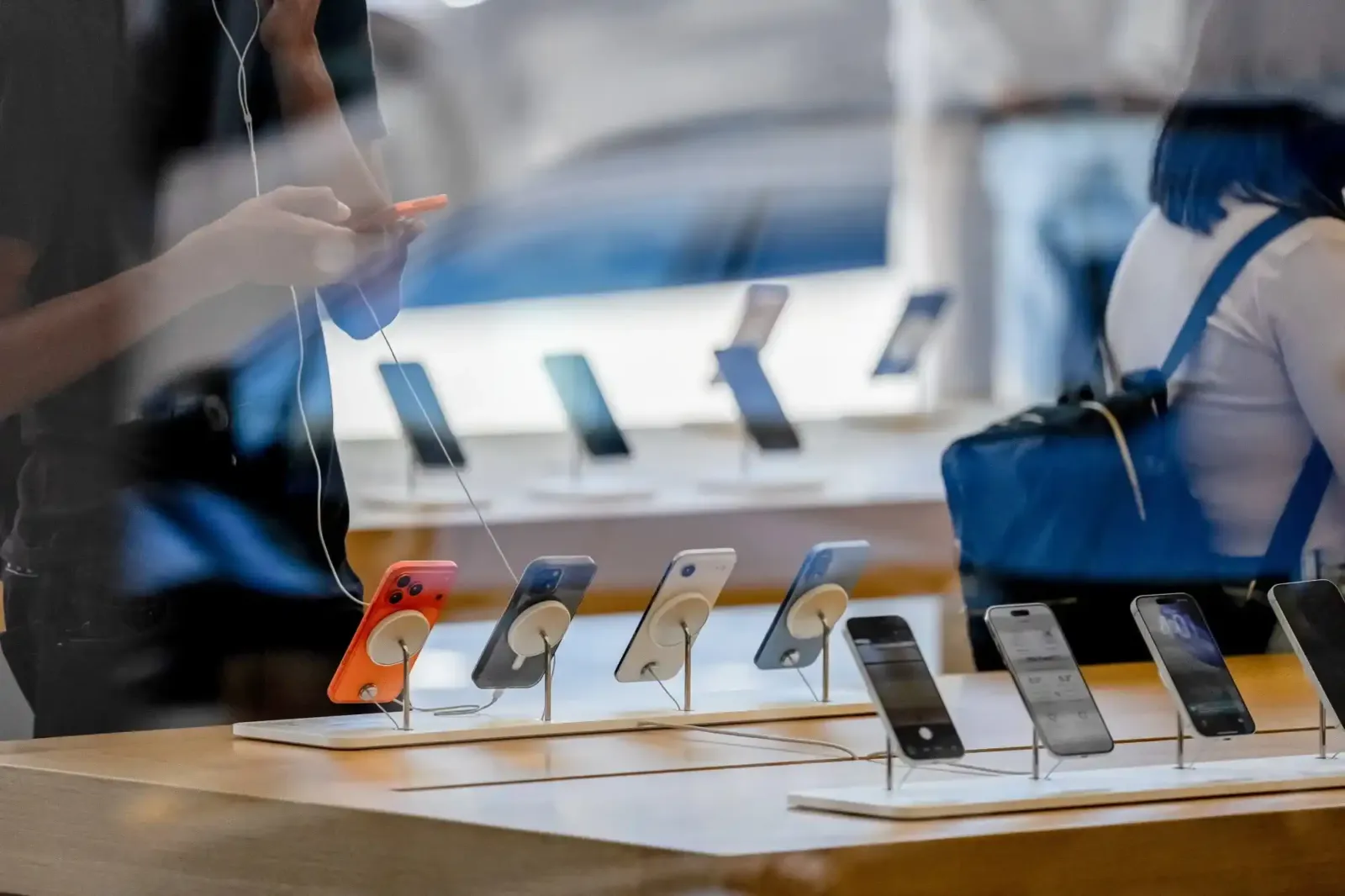 Exhibición de iPhones en una Apple Store