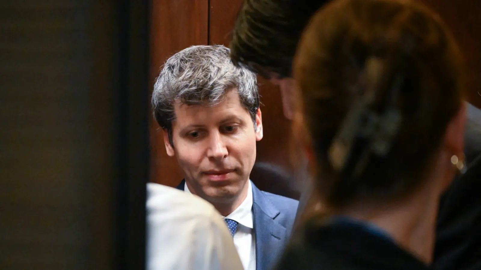 Representación de un proceso judicial, en el marco de la demanda de Apple contra OpenAI