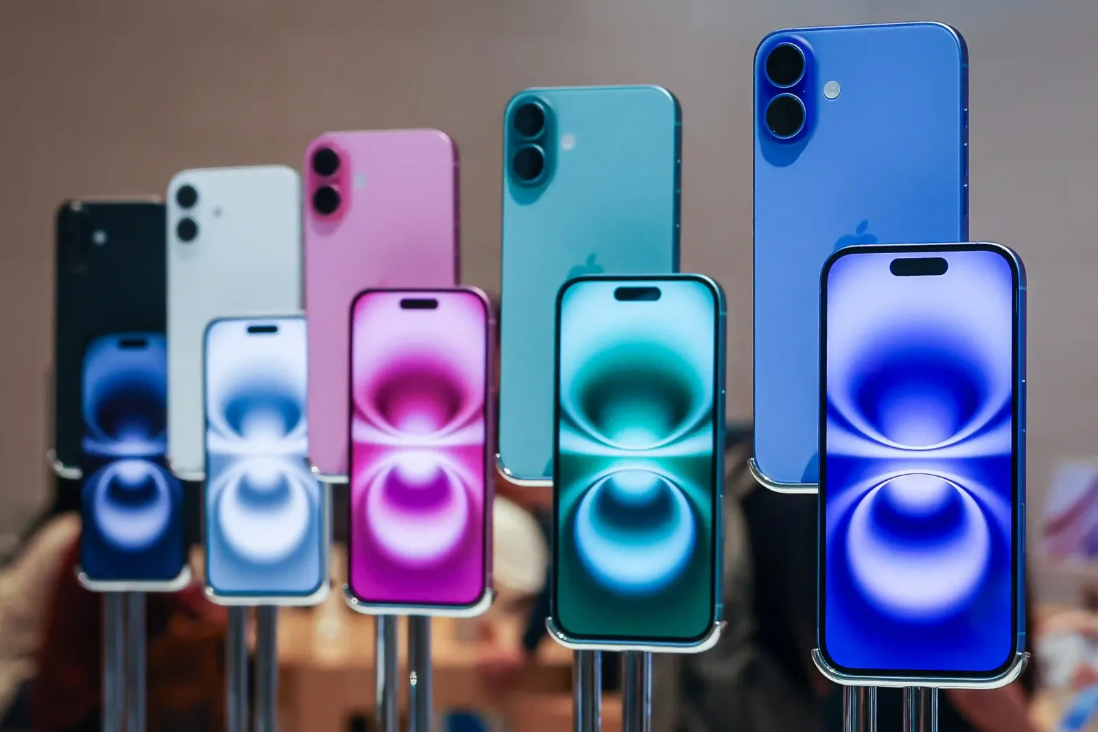 Exhibidor de iPhone de colores, una de las líneas de Apple que quedó fuera del aumento de precios