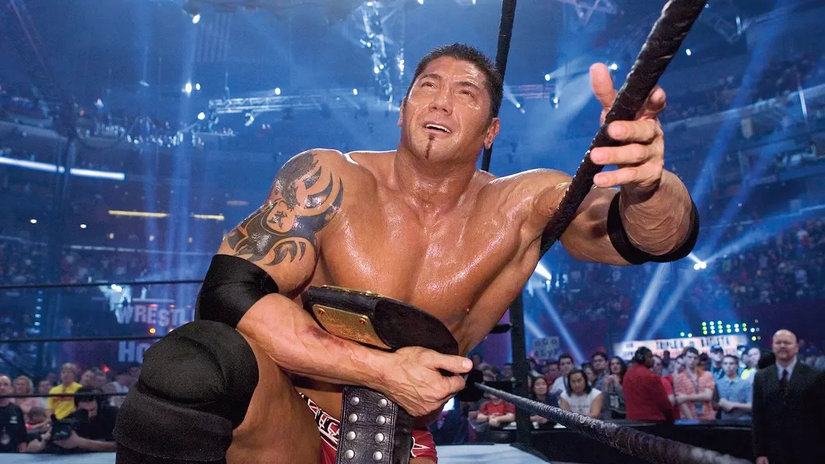 Dave Bautista arriba del ring en sus años como Batista en la WWE