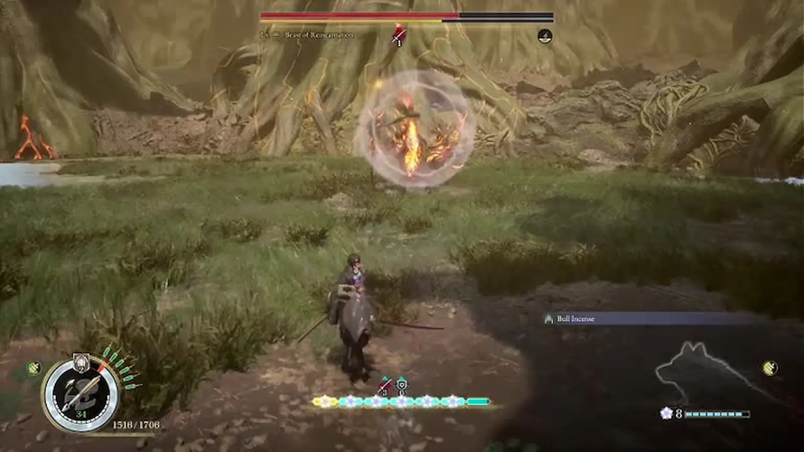 Emma se acerca al jefe final protegido por una barrera en Beast of Reincarnation