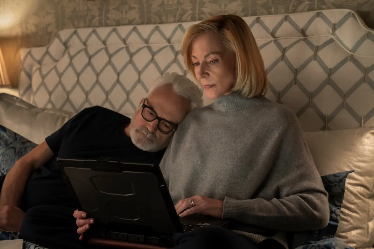 Bradley Whitford y Allison Janney como Todd y Grace Penn en The Diplomat temporada 4