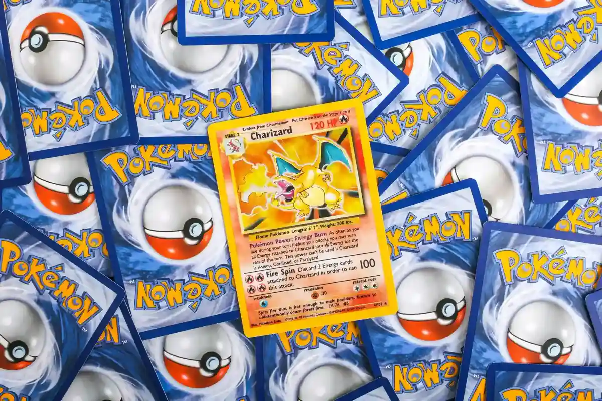 Paquetes sellados de cartas Pokémon con una carta de Charizard vintage destacada