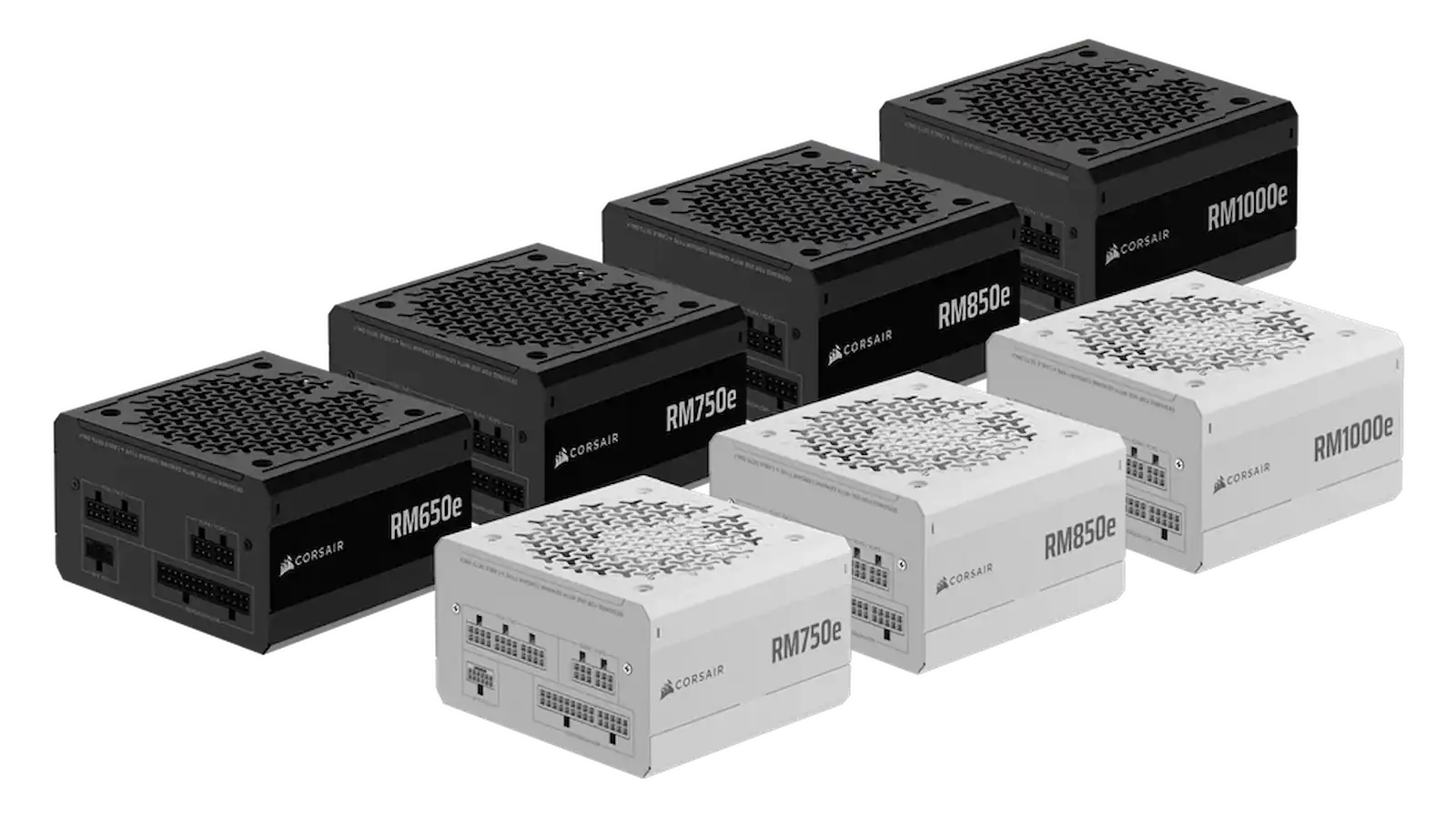 La familia completa de fuentes Corsair RMe: RM650e, RM750e, RM850e y RM1000e en negro y blanco